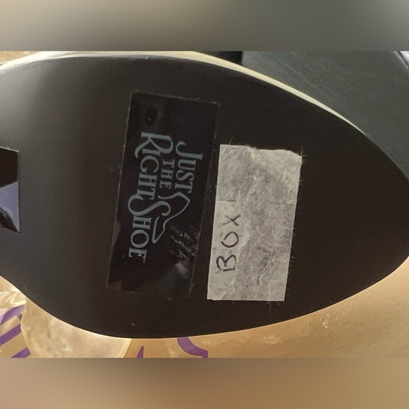 Just the Right Shoe Tying the Knot - Picture 6 of 9